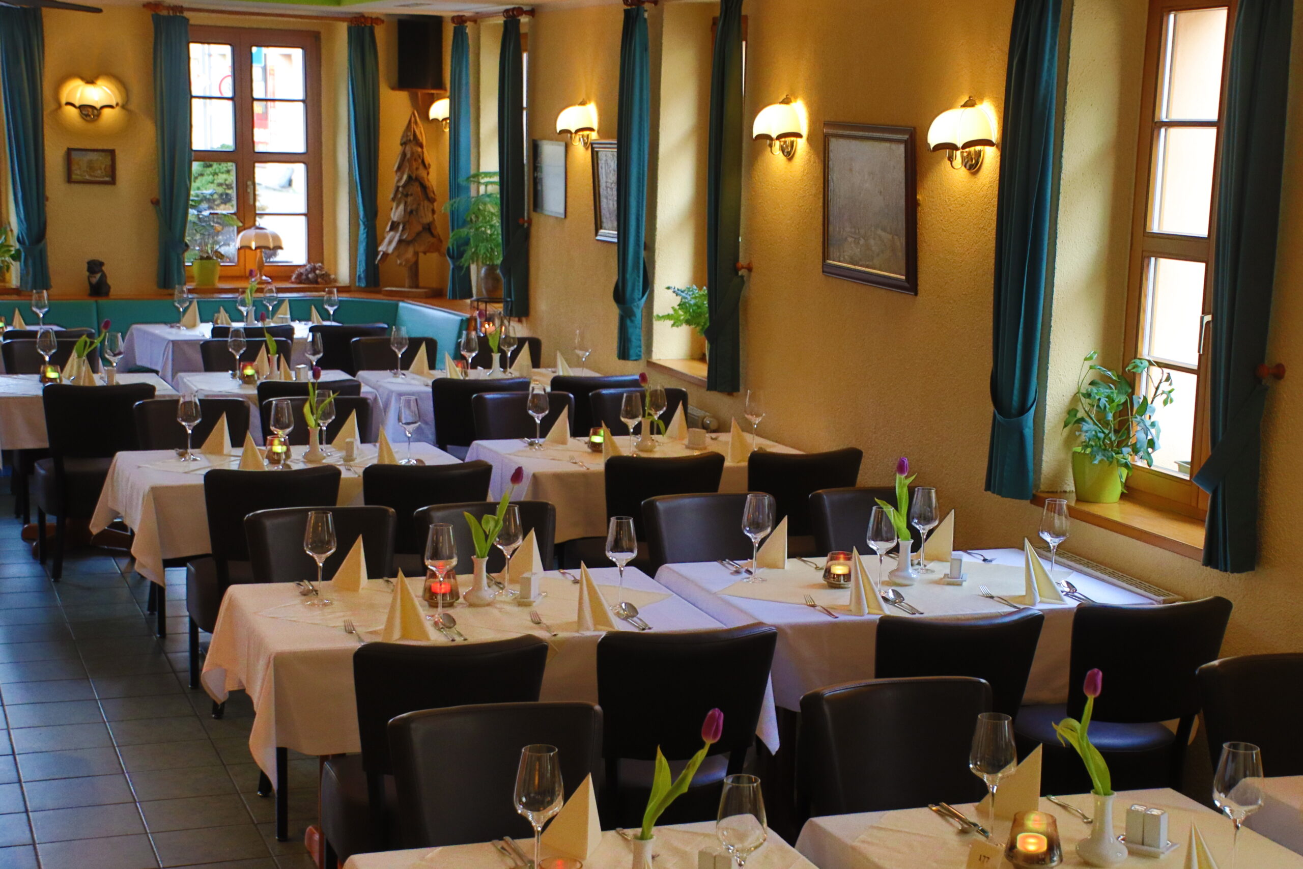 Bild von gedeckten Tischen im Restaurant des Hotels zum goldenen Löwen in Peitz